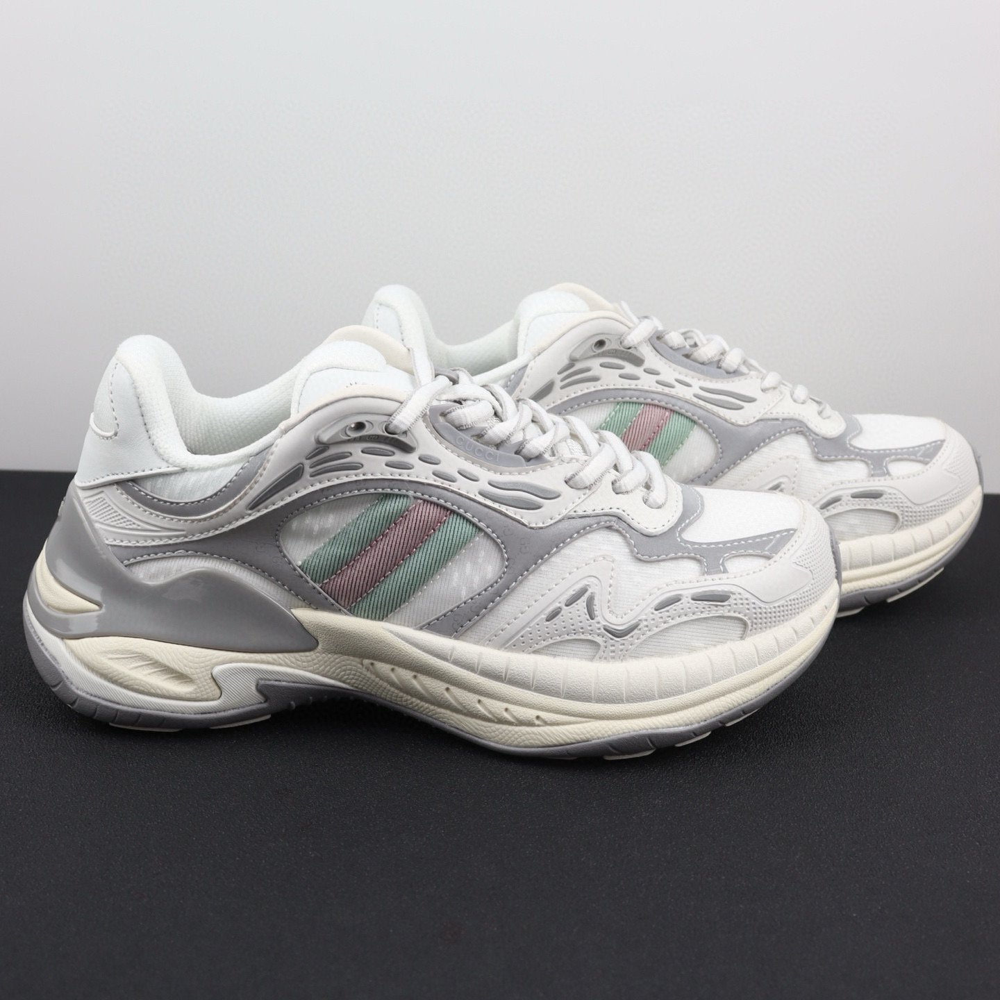 Men's and women's light luxury casual sports shoes, fashionable and versatile, comfortable and breathable casual shoes